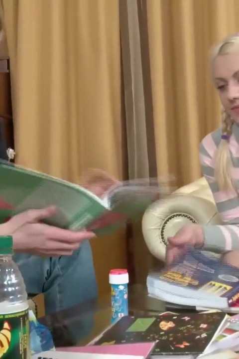 Blond meisje zuigt een monsterlul en wordt dan op beide gaten geneukt