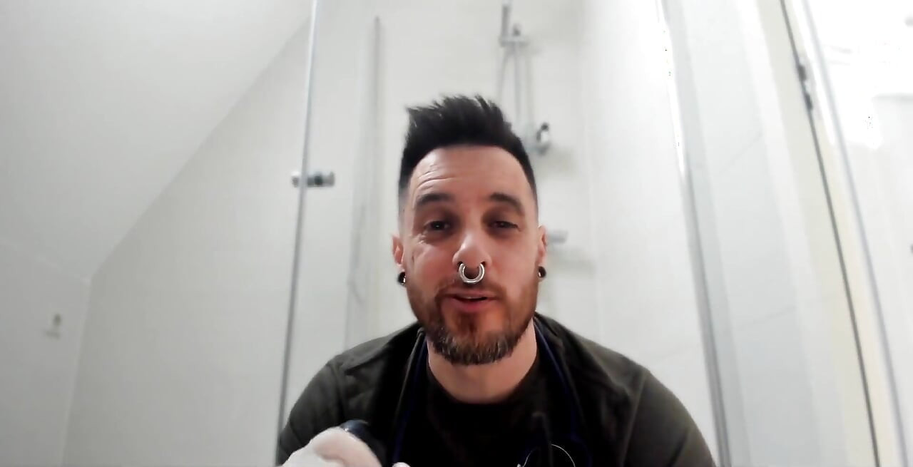 Pet ocas v zadku a zacházení, které si zasloužíš tím, že jsi tak hodný kluk