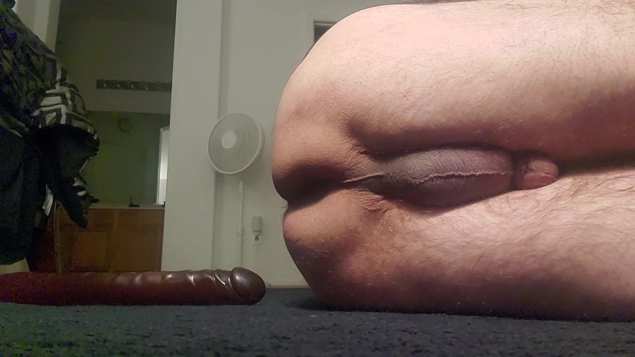 Dildo jauh di dalam pantatku