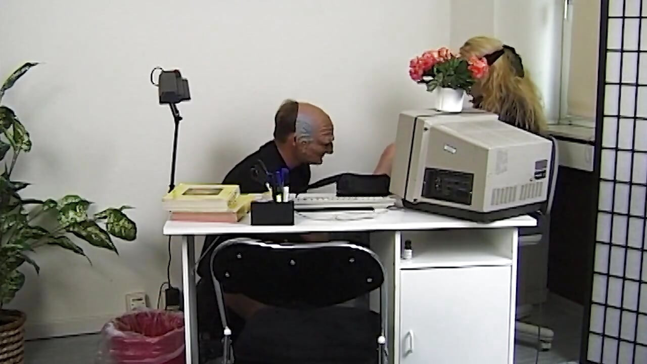 בלונדינית זונה עם כיסוי עיניים מזדיינת עם גבר רעול פנים מפחיד