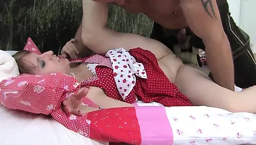 Oma mastürbasyon yapıyor sonra ağzına boşaltıyor