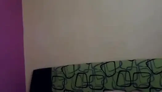Misyoner pozisyonunda penetrasyon sırasında evde tatmin edici bir orgazm ile seks.