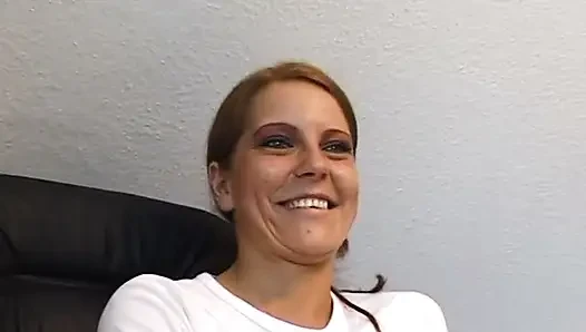 Sexy schlampe masturbiert im büro