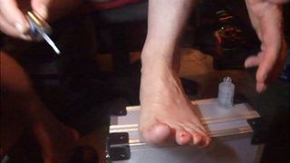 Slaaf j1306: rode nagellak voor de voeten 1