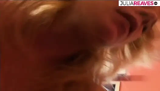 Yaşlı kaltak büyük bir dildoyla sikişiyor ve sonra boşalmak için büyük bir yarağa biniyor