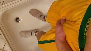 Kencing dalam Adidas Boxer kuning dan sox putih