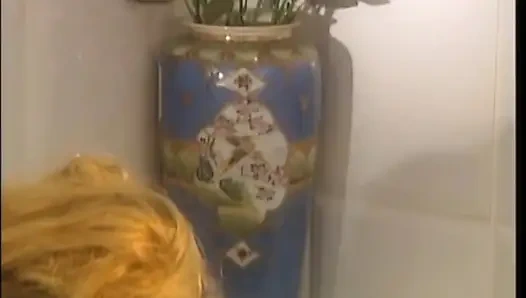 Güzel büyük memeli klasik orta yaşlı seksi kadın büyük sert yaraklarla sikiliyor ve ağzına boşalıyor