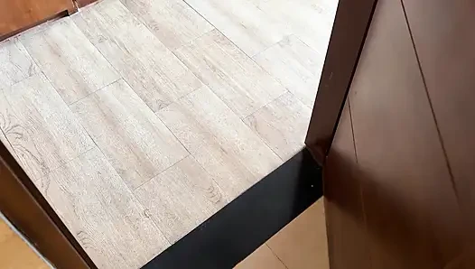 Cewek semok pantat montok masuk ke kamar hotel yang salah