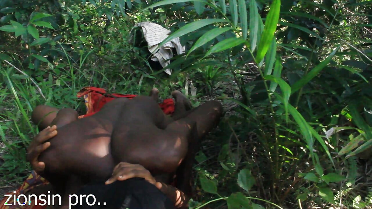 عشاق أفارقة في الأدغال يمارسون الجنس بقوة