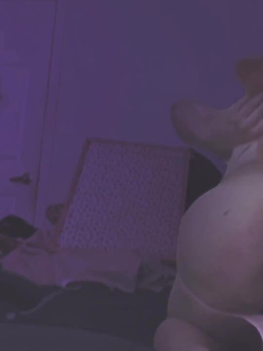 Сиси язди дилдо от калмари и я чукат от случаен черен кур от Grindr