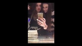 Горячий поцелуй русской лесбиянки в любительском видео