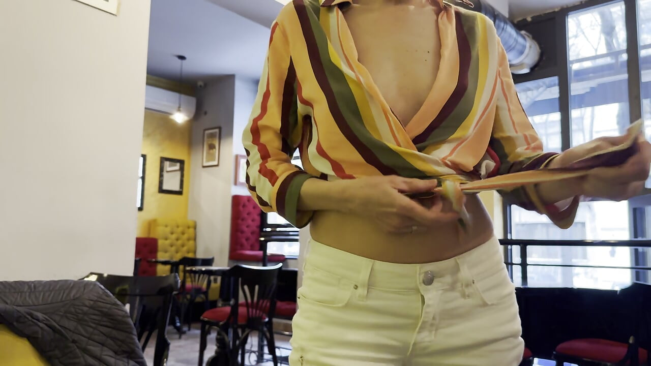Ehefrau zeigt möpse und große gepiercte brustwarzen, während sie kaffee in einer bar hat, während mein ehemann mit meinen möpsen spielt