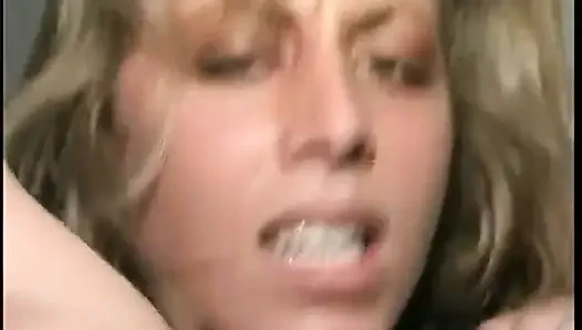 Sarışın orta yaşlı seksi kadın sikiş seansı öncesi delikanlının yarağını ve taşaklarını yalıyor