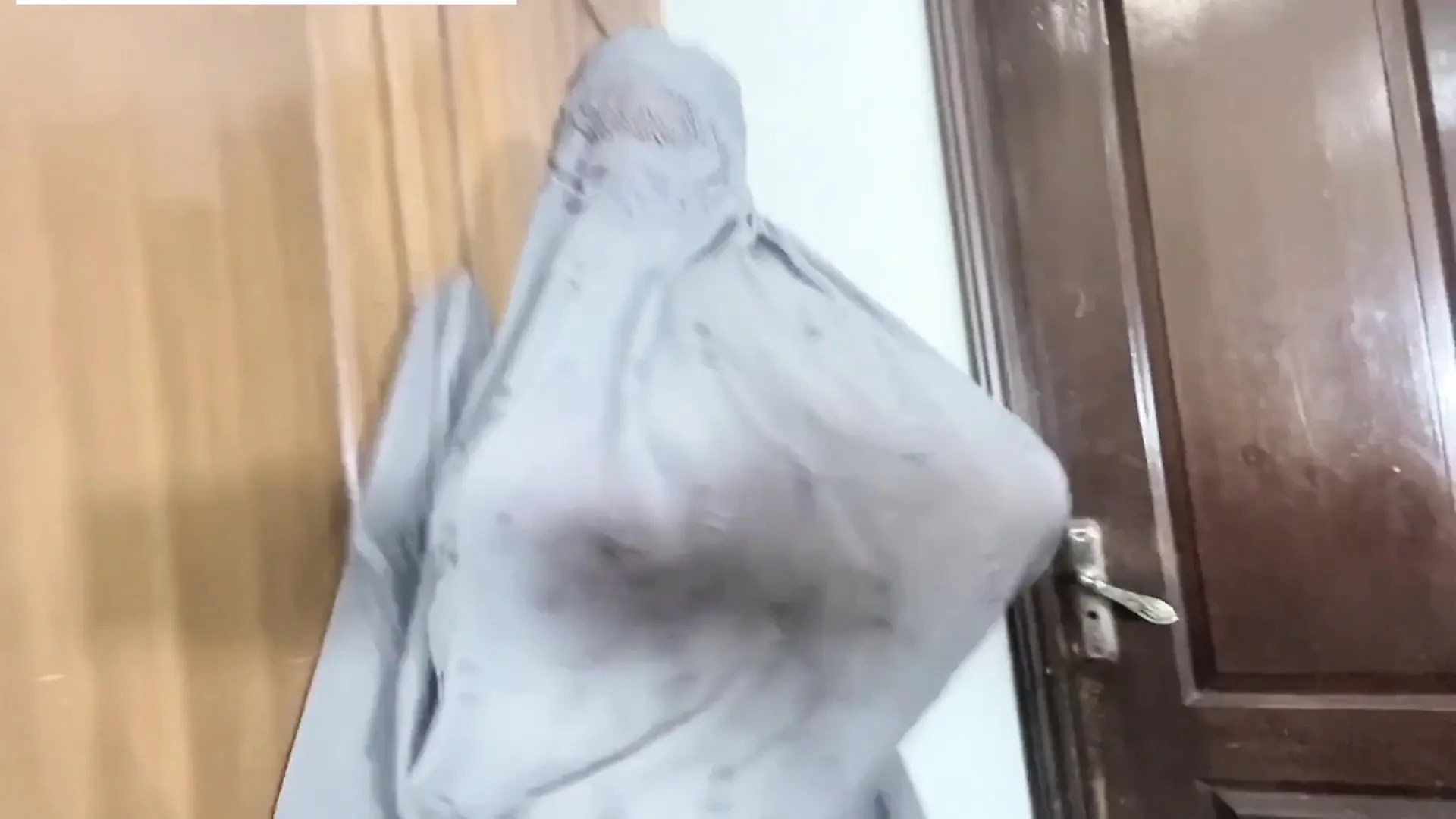 Güzel çıplak Pathani duşta utanmaz şeyler yapıyor
