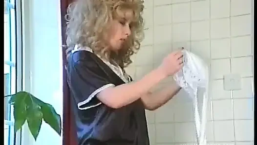 Pembantu nakal dengan kain karet ini memeknya habis-
