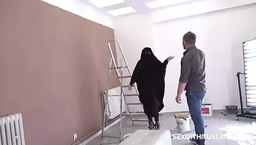 Мусульманская девушка трахается с ленивым художником