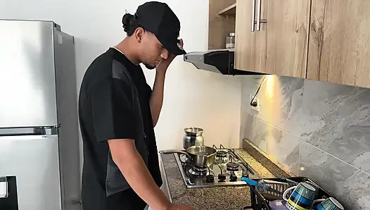 У меня жесткий трах с подругой моего друга, пока куколд отвлекается