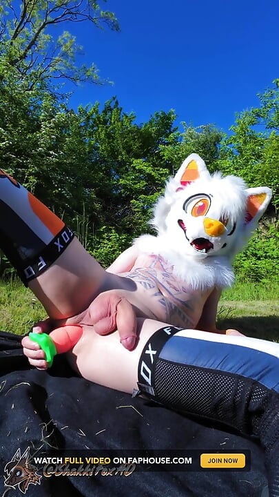 Twink Uses Carrot in His Ass