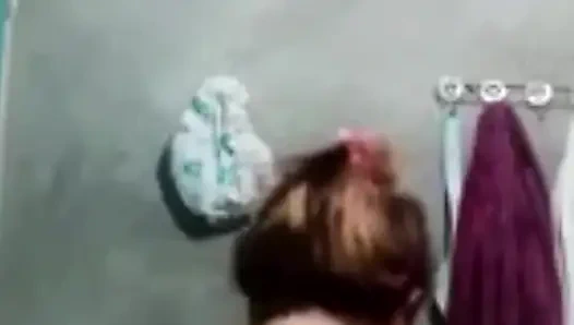 Srepaunt duş alıyor ve büyük bir yarak yapıyor