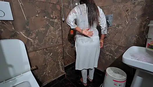 Jija sali banyo sikişi- Hintli baldız duş alırken jija jija tarafından baştan çıkarılıyor ve sikiliyor.