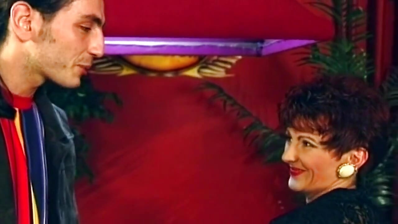 Une brune en culotte jaune se fait baiser sur une table de billard
