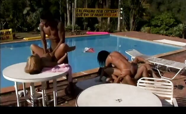 pool paarti men bahut sundar laitina ki gand chudaee