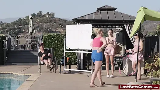 Push-ups testen ihre stärke in diesem wilden strip-spiel