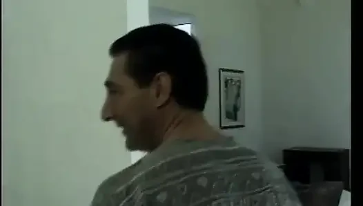 Cowok ini jilat memek cewek rambut cokelat di ranjang sambil disepong sama cowok rambut pirang