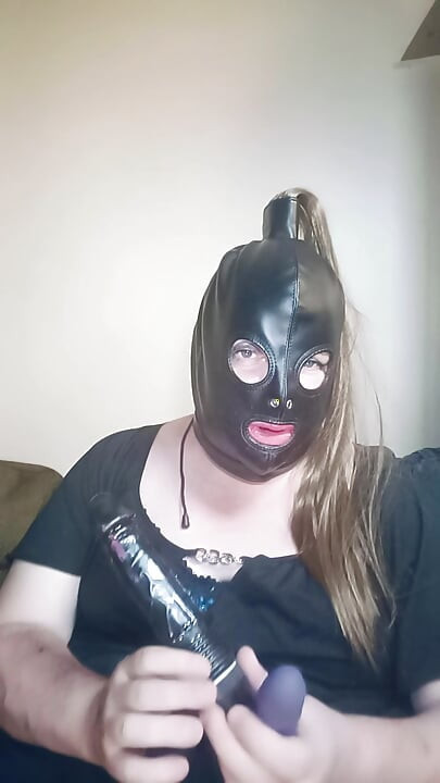 Stephanie-Nicole probiert ihre hände als sextoy-rezensentin