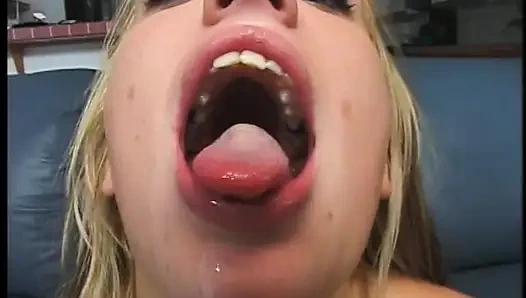 Büyük memeli sarışın sert üçlü sikişten sonra büyük yüze boşalma alıyor