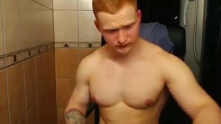 Músculo twink masturba com vibrador anal na bunda