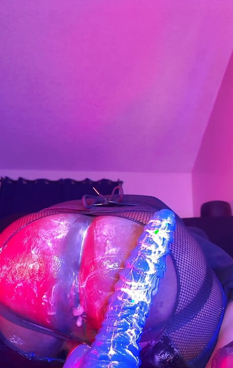 用顶着玩具幻想假阳具张开我的小穴
