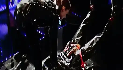 Böse Kaltwasserbehandlung Für Den Gummisklaven