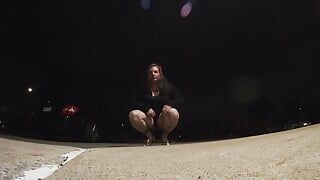 Mariquita madura CD al aire libre por la noche en un estacionamiento para presumir.