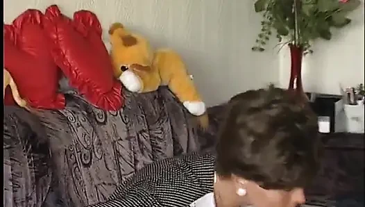 Brünette, reife mit kleinen titten mag schwanz in mund und muschi