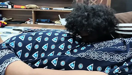Ciuman pers pantat, ciuman leher, gesek memek dan ciuman di baju tidur