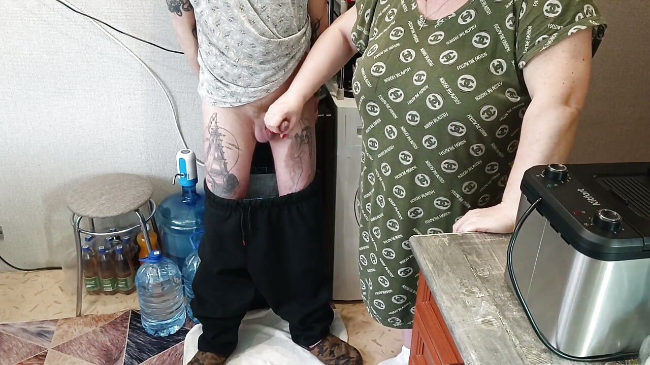 Porra na boca da madrasta depois de se masturbar e boquete profundo