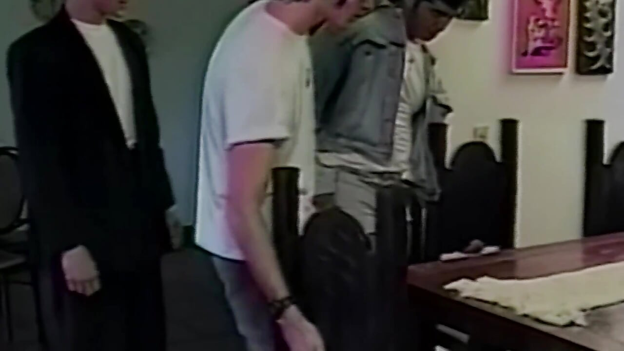 Scenă cu cururi latino 2_two colegii latino se bucură reciproc de fundurile mari