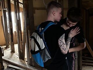 两个青少年在一栋废弃的建筑里做爱