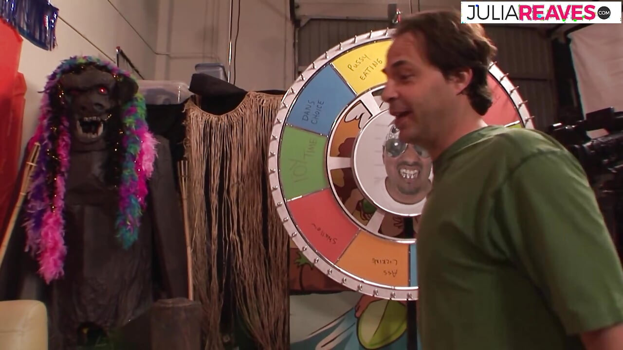 Geile schlampe bekommt beide löcher auseinander gerissen, nachdem sie einen massiven schwanz gelutscht hat