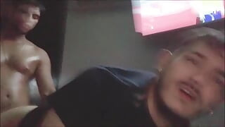 Str8牛肉蛋糕无套操我并射在我毛茸茸的屁股上