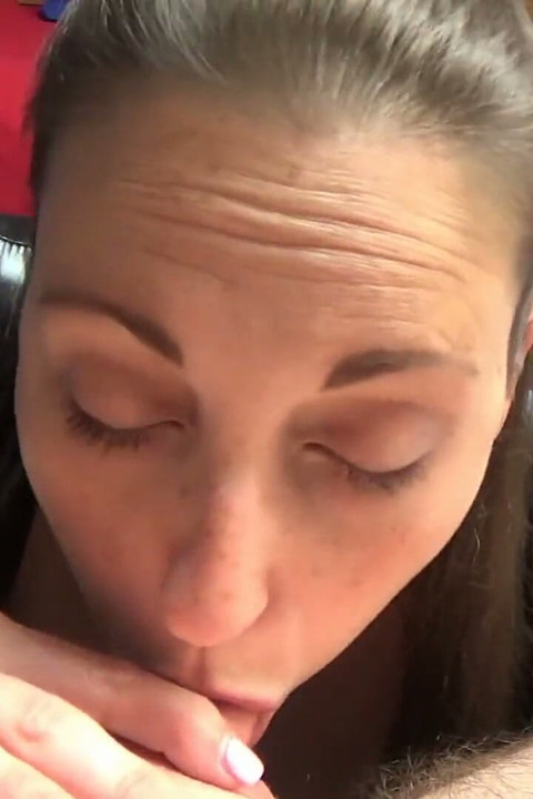 Melanie está de macacão e chupando pau