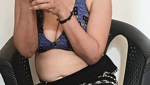Leena Bhabhi get massaged by servant JOI