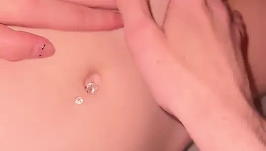 Ebeveynlerimiz evden uzaktayken azgın küçük üvey kız kardeşimi parmaklarım ve onu çok sert boşalttırıyorum