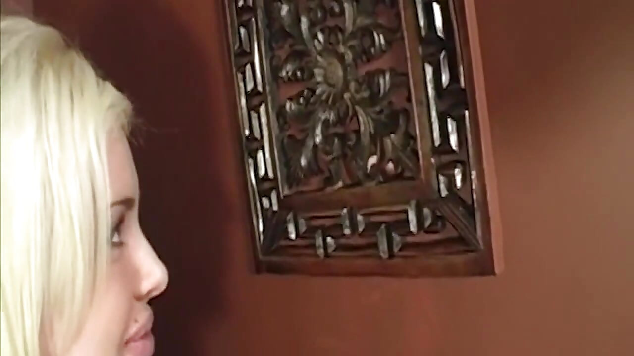 Blond milf rozprzestrzenia tyłek i palce kapiące cipki