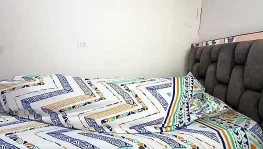 Возбужденный маленький карлик с огромным членом путается и в конечном итоге трахает его брюнетку сводную сестру с огромной задницей.