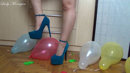 Morrigan Hauoc хлопает воздушными шариками на каблуках 2014