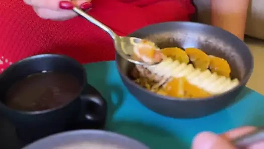 Latina-schätzchen Yenifer Chacon flirtet auf dem Dach