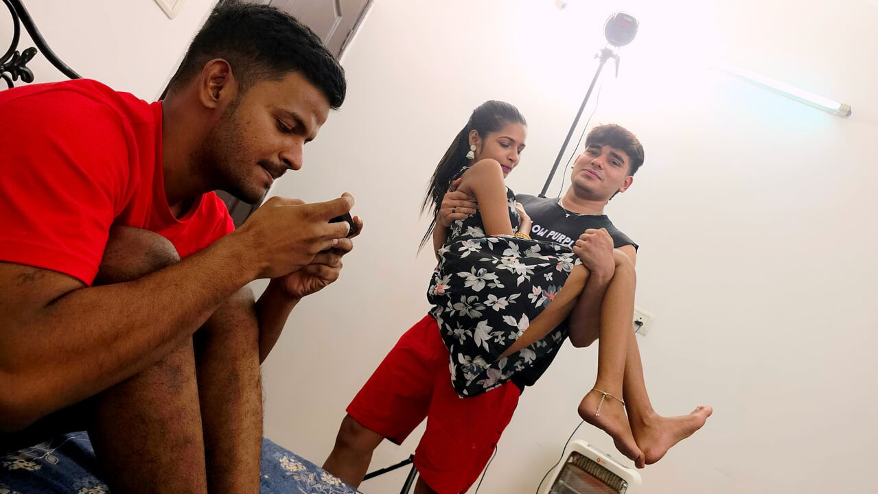 兩個繼兄與繼妹三人行視頻