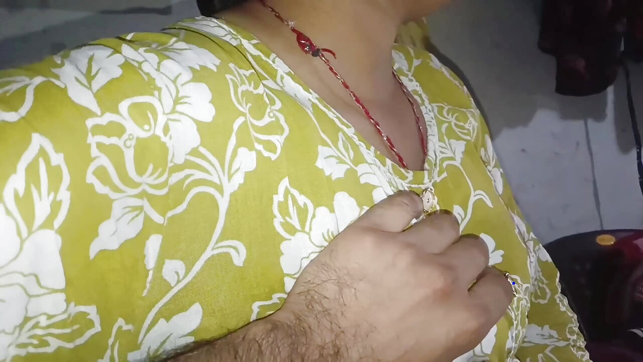 Peituda do pau da cunhada chupada e fodida no cu em estilo cachorrinho cavalgando áudio hindi